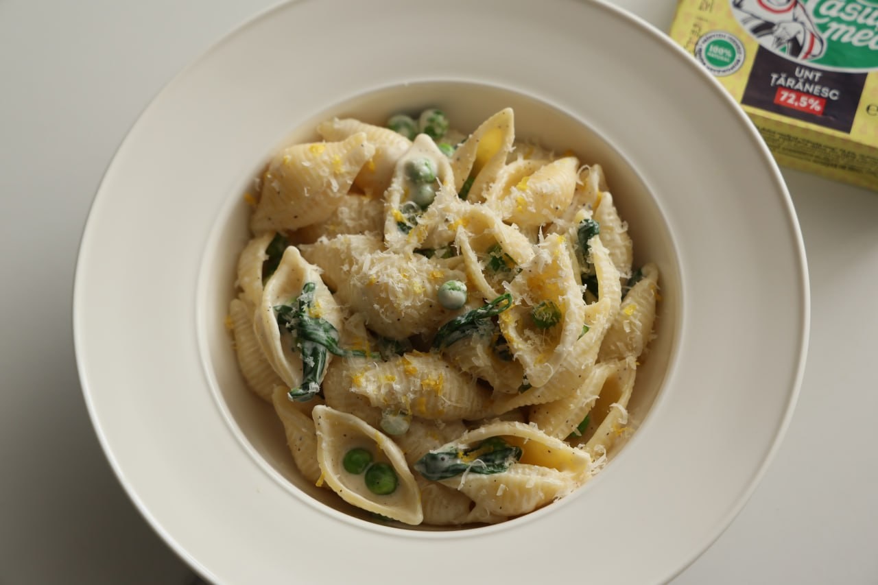 Паста с зелёным горошком и шпинатом